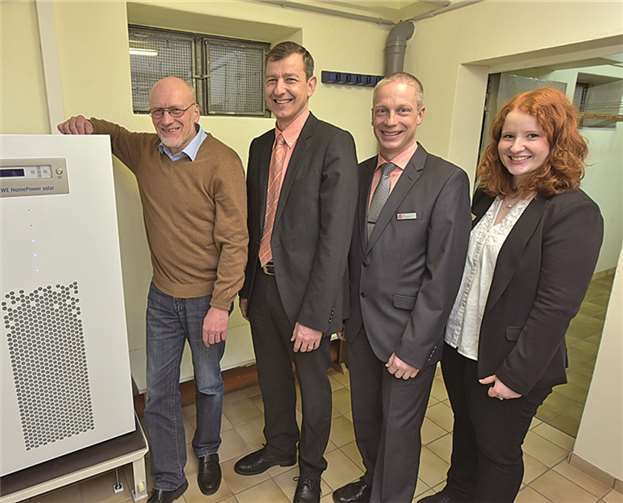 Freuen sich sichtlich über die Installation des RWE HomePower solar Systems (von links nach rechts): Gewinner Kurt Müller, Michael Dötsch (Regionalleiter RWE Deutschland), Jens Lichtenberg (Leiter ImmobilienCenter Kreissparkasse Mayen) und Miriam Hermann (Kreissparkasse Mayen). privat