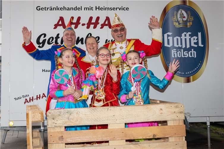 Freuen sich über 555 Euro aus der evm-Palettenparty: Die Hönninger Karnevalsgesellschaft. Fotos: Privat