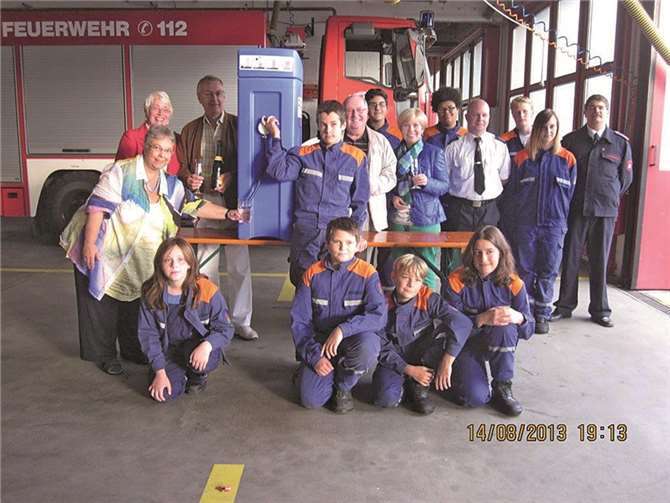Freuen sich über „PAUL“: Rita Bauer (rote Jacke), daneben Karl-Heinz Seidel, links davor Gudrun Mieth-Leichsenring, rechts neben „PAUL“ Christian Ullmann, daneben in blauer Jacke Rosemarie Braukmann, daneben Thomas Raehs (Brandinspektor) und rechts außen Alexander Krauss (Oberbrandmeister) sowie Jugendliche der Freiwilligen Feuerwehr Meckenheim.privat