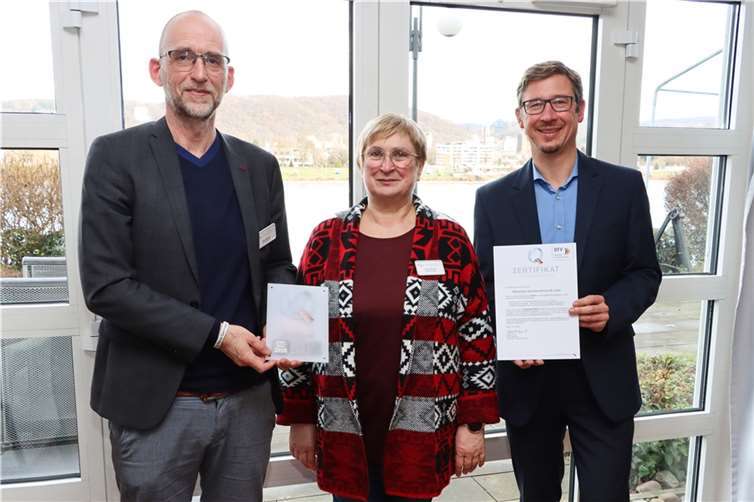 Freuen sich über das Zertifikat der Initiative ServiceQualität Deutschland: Einrichtungsleiter Jörg Warnke, Pflegedienstleiterin Galina Richter und Uwe Schneider (von links), der für das Qualitätsmanagement in der Marienhaus Service GmbH zuständig ist. Foto: Andrea Schulze