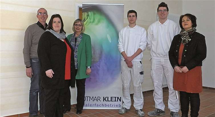 Freuen sich über das erfolgreich umgesetzte Projekt in der Tagesförderstätte des Caritas Zentrums (v.l.): Maler- und Lackiermeister Otmar Klein, TAF-Leiterin Stephanie Pohl, Einrichtungsleiterin Klaudia Racke-Hackenbruch, die beiden Lehrlinge Nils Bauer und Rene Rübenach sowie die stv. Einrichtungsleiterin Astrid Klasen.Caritas Zentrum, Mendig