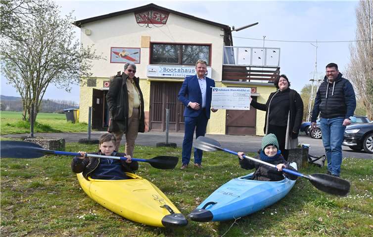Freuen sich über das erfolgreiche Spendenprojekt für die Anschaffung eines neuen Vereinsbus: Dr. Dr. Katrin Krumholz, Präsidentin Rotary Club Remagen-Sinzig, Dirk Hedrich, Teamleiter bei der Volksbank RheinAhrEifel eG in Sinzig, Frauke Weller, Jugendwart Wassersportverein Sinzig und Markus Weller, 1. Vorsitzender des Vereins (v.l.n.r.). Vorne im Bild: Der Vereinsnachwuchs Justus Weller (links) und Leonas Schmitz (rechts). Foto: Hans-Jürgen Vollrath