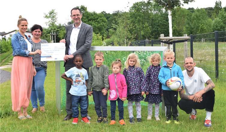 Freuen sich über das erfolgreiche Spendenprojekt mit neuen Fußballtoren für die Katholische Kita Am Bienhorntal in Koblenz-Asterstein: Diana Fischer, Vorsitzende des Fördervereins, Dorothee Christ, Kita-Leiterin, Michael Nisius, Bereichsleiter Vertriebsmanagement bei der Volksbank RheinAhrEifel eG, die Kinder Warrent, Jakob, Anna, Felicitas, Valerie undTobias sowie Erzieher Julius Regnery (v.l.). Foto: Klaus Müller