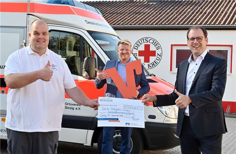 Freuen sich über das erfolgreiche Spendenprojekt über die Plattform „Viele schaffen mehr“ der Volksbank RheinAhrEifel eG: Marco Hengsberg, Bereitschaftsleiter DRK Ortsverein Sinzig, Dirk Hedrich, Teamleiter und Thomas Theisen, Direktor Regionalmarkt AhrBrohltal (beide Volksbank RheinAhrEifel) (v.l.n.r.). Foto: Hans-Jürgen Vollrath