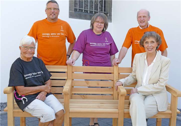 Freuen sich über das gelungene Ergebnis: Bürger aus Mertloch um Hans-Günther Sesterhenn mit Projektpate Otmar Blum und Kommunalbetreuerin Beatrix Ziegler von innogy.  innogy