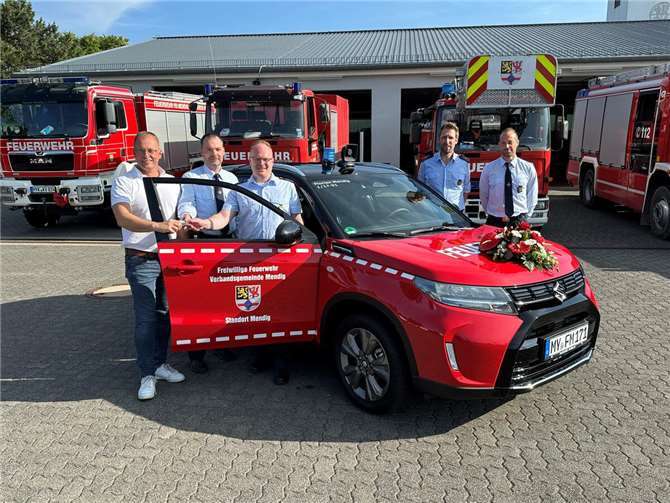 Freuen sich über das neue Führungs- und Erkundungsfahrzeug der Freiwilligen Feuerwehr Mendig (von links): Jörg Lempertz, Bürgermeister VG Mendig, Christian Lucas, Vorsitzender Förderverein Freiwillige Feuerwehr Mendig, Christopher Wittig, Wehrführer Freiwillige Feuerwehr Mendig, Lukas Reutelsterz, stellvertretender Wehrführer Freiwillige Feuerwehr Mendig, Tobias Prochazka, 2. Vorsitzender Förderverein Freiwillige Feuerwehr Mendig.  Foto: Stefan Pauly/VG-Verwaltung Mendig