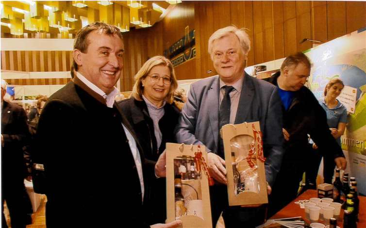 Freuen sich über das neue Laacher Klosterbier:v.l.n.r. Landrat Dr. Theophil Gallo, WirtschaftsministerinAnke Rehlinger, Hans Wagner, OB von Sankt Ingbert.