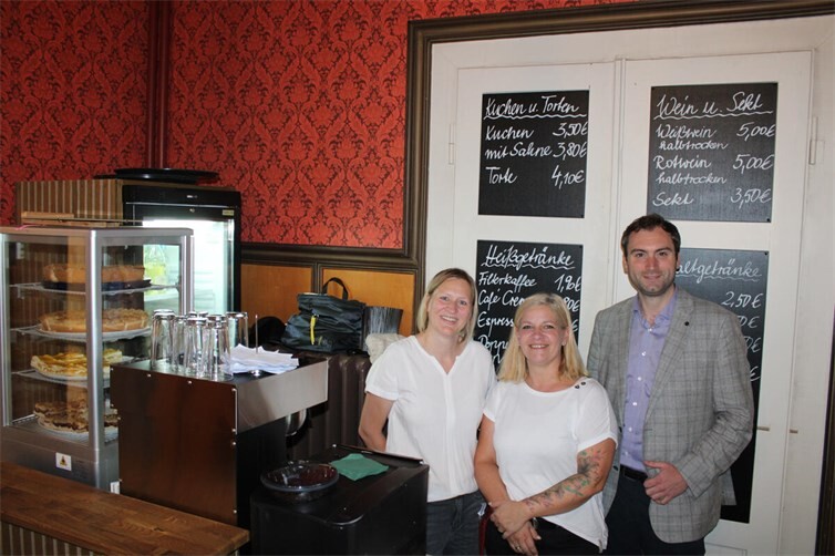 Freuen sich über das neue Museumscafé im Schloss Sinzig: Museumsleiter Gabriel Heeren sowie Barbara Portz (Mitte) und Christine Schumacher vom Café-Team.  Foto: DU