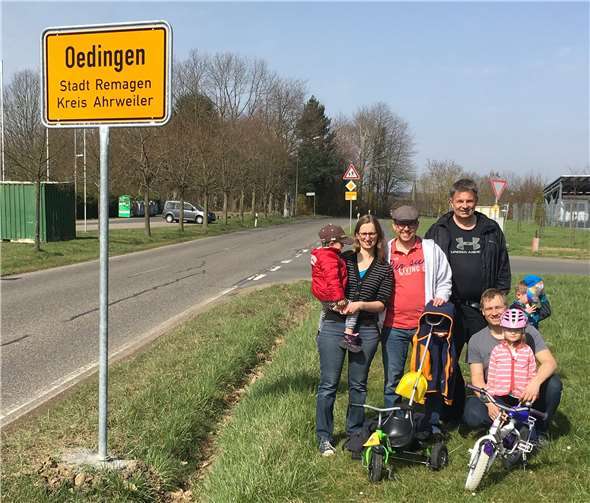 Freuen sich über das neue Ortsschild (v.l.n.r): Elli und Bernd Korittke, WGR-Ortsbeiratsmitglied Holger Kowalewski, Sebastian Staerz.privat