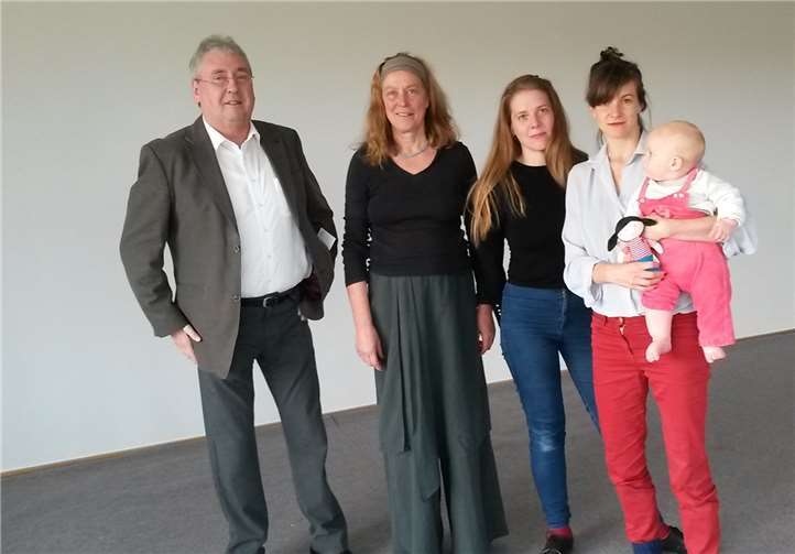 Freuen sich über das neue, von der Bürgerstiftung der Volksbank RheinAhrEifel mit finanzierte Hörspiel „Die Welterklärung von Burgbrohl“ (von links): Stiftungsmanager Bruno Jaeger, Karin Meiner vom Kunstpavillon Burgbrohl sowie die Künstlerinnen Julia Dick und katharinajej. Privat