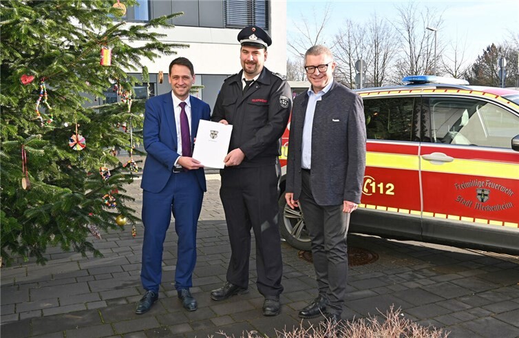 Freuen sich über das vorgezogene Weihnachtsgeschenk - die Verlängerung der Ausnahmegenehmigung, von links: Bürgermeister Sven Schnieber, der Leiter der Freiwilligen Feuerwehr Meckenheim Fabian Althoff und der Erste Beigeordnete Hans Dieter Wirtz. Foto: Stadt Meckenheim