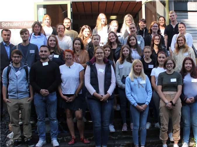 Freuen sich über den Ausbildungsbeginn in der Gesundheits- und Krankenpflege: 28 Schülerinnen und Schüler leben und arbeiten ab nun im Marienhaus Klinikum im Kreis Ahrweiler. Foto: privat