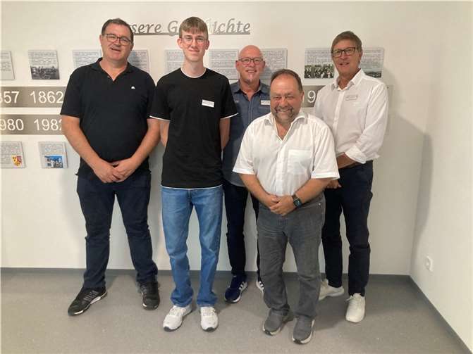 Freuen sich über den Ausbildungsbeginn (v.l.): Thomas Montada (Personalratsvorsitzender), John Weber (Azubi IT), Hermann Scheid (IT Administrator), Alfred Schomisch (Bürgermeister) und Michael Augel (Büroleiter).  Foto: Sonja Morsch, VGV Vordereifel