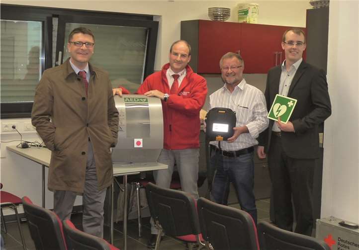 Freuen sich über den Defibrillator (v.l.). Oliver Engels, Frank Minwegen, Ortsbürgermeister Bernd Merkler und Harry Ittner. FRE
