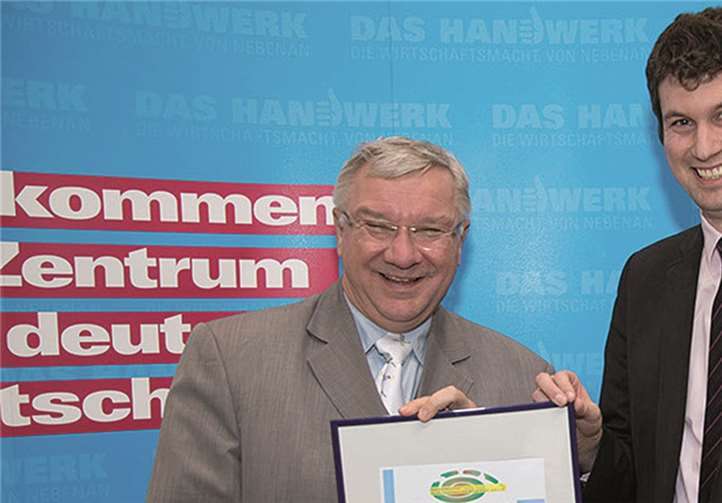 Freuen sich über den Erhalt des Ökoprofit Zertifikats: Oberbürgermeister Prof. Dr. Joachim Hofmann-Göttig und Verwaltungsleiter Achim Zenner (v.l.). Privat