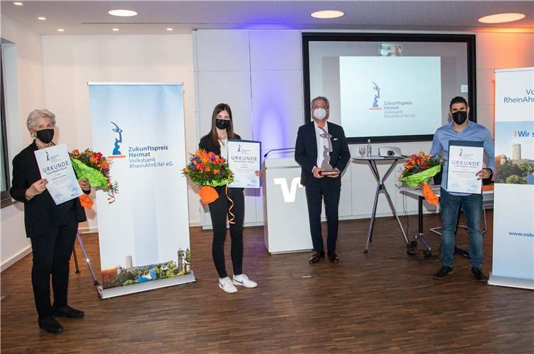 Freuen sich über den Gewinn des 12. Zukunftspreis Heimat: Heide Prinzessin von Hohenzollern von Schloss Burg Namedy (2. Preis), Kiara Link, Schülergenossenschaft EGON (1. Preis), Sascha Monschauer, Vorstandsvorsitzender der Volksbank RheinAhrEifel eG und Marlon Reinhardt vom Django Reinhardt Music Friends e.V. (3. Preis) (v.l.n.r). Foto: Peter SeydelFotos: Peter Seydel