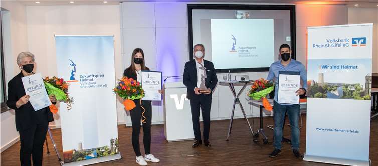 Freuen sich über den Gewinn des 12. Zukunftspreis Heimat: Heide Prinzessin von Hohenzollern von Schloss Burg Namedy (2. Preis), Kiara Link, Schülergenossenschaft EGON (1. Preis), Sascha Monschauer, Vorstandsvorsitzender der Volksbank RheinAhrEifel eG und Marlon Reinhardt vom Django Reinhardt Music Friends e.V. (3. Preis) (v.l.n.r).Foto: Peter Seydel