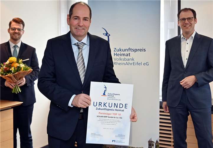 Freuen sich über den Gewinn von 500 Euro beim 12. Zukunftspreis Heimat für die Firma Solar-Ripp: Marc Hammer, Kundenberater bei der Volksbank RheinAhrEifel, Andreas Appel, Geschäftsführer von Solar-Ripp und Thomas Theisen, Direktor des Regionalmarktes AhrBrohltal bei der Volksbank (v.l.n.r.).Foto: Hans-Jürgen Vollrath
