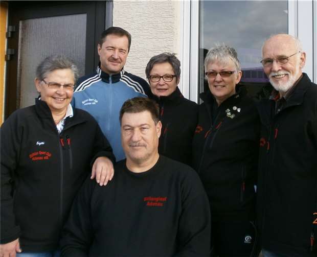 Freuen sich über den Klassenerhalt: Betreuerin Brigitte Arenz, Gerd Stenzel, Uli Krämer, Vera Hartmann, Birgit Becker und Robert Korden.privat