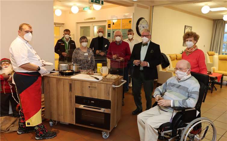 Freuen sich über den Kochwagen, mit dem in den Bewohnerzimmern ge-kocht werden kann: Einrichtungsleitung, Förderverein, Firma Kutzner – Ritzdorf, sowie Mitarbeiter und Bewohner des Hauses.Foto: as