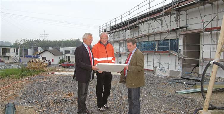 Freuen sich über den Landeszuschuss für die Entwicklung eines pädagogischen Konzeptes für den außerschulischen Lernort am Standort Linkenbach: (v.l.n.r.) 1. Kreisbeigeordneter Achim Hallerbach, Stefan Kraus (techn. Leiter der MBA Linkenbach) und Abteilungsleiter Dietmar Kurz.