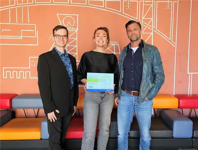 Freuen sich über den Präventionspreis (von links) für die Julius-Wegeler-Schule: Aaron Willems, Beauftragter des „feelgood@school“-Teams, Alexandra Paus und Schulleiter Carsten Müller.Foto: Marvin Klatt/UK RLP
