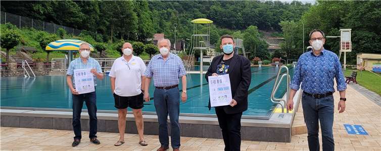 Freuen sich über den Saisonstart: (v.l.n.r.) Fachgebietsleiter BaubetriebshofMichael Frömbgen, Schwimmmeister Michael Woischwill, Erster Beigeordneter Bernhard Wiemer, Bürgermeister Christoph Mohr, Werkleiter Michael Stiren. Fotos: Stadt Bendorf am Rhein