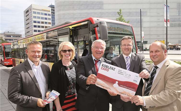 Freuen sich über den Start der Koblenz Card: (V.r.) Ulrich Barwinski der Bereichsleiter Marketing & Information beim Verkehrsverbund Rhein-Mosel, Hansjörg Kunz der Geschäftsführer KEVAG Verkehrs-Service GmbH, der Koblenzer Oberbürgermeister Prof. Dr. Joachim Hofmann-Göttig, Romy Zahren die stellvertretende Geschäftsführerin der Koblenz-Touristik und der Geschäftsführer der Koblenz-Touristik, Andreas Bilo. Koblenz-Touristik / Schepers