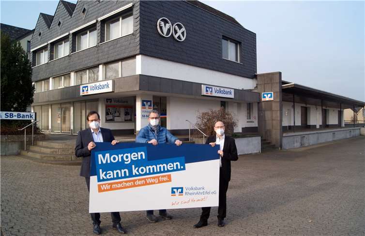 Freuen sich über den Start des geplanten Neubaus „Raiffeisenquartier“ in Kärlich: Markus Müller, Vorstandsmitglied Volksbank RheinAhrEifel eG, Gerd Harner, Stadtbürgermeister Mülheim-Kärlich und Michael Hessel, Bereichsleiter Dienstleistungszentrum Immobilien bei der Volksbank (v.l.). Foto: Tom Theisen