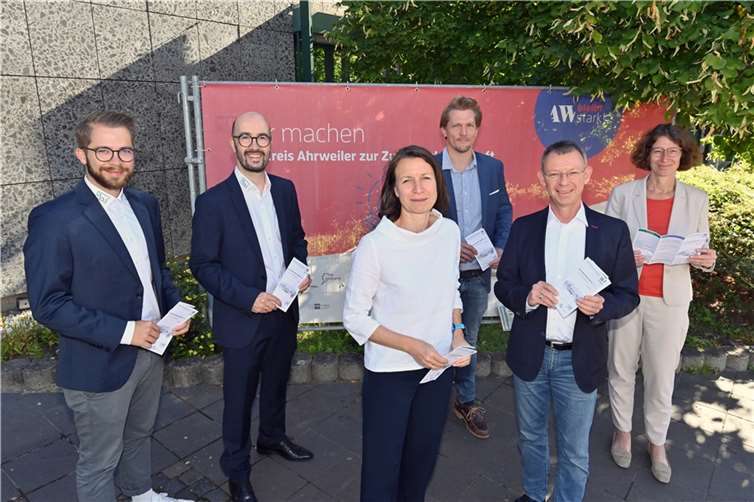 Freuen sich über den Startschuss für die 8. Auflage der Unternehmer:innenschule (v. l.): Timo Schäfer, Tino Hackenbruch von der Kreiswirtschaftsförderung, Landrätin Cornelia Weigand, Jonas Deißler, Wirtschaftsjunioren Rhein-Ahr, Dr. Wolfgang Herz, Schulungsleiter, und Anja Toenneßen, Fachbereichsleiterin Aufbau und Nachhaltigkeit. Foto: Hans-Jürgen Vollrath / Kreisverwaltung Ahrweiler