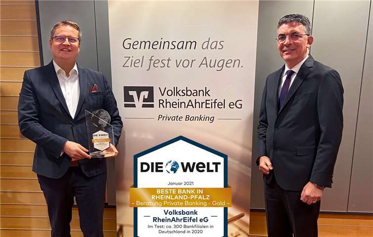 Freuen sich über den Titel „Beste Bank in Rheinland-Pfalz“, verliehen vom „Deutschen Institut für Bankentests GmbH“: Christian Süß, Leiter Private Banking der Volksbank RheinAhrEifel eG und Vorstandsmitglied Walter Müller (v.l.n.r.). Foto: Volksbank RheinAhrEifel eG
