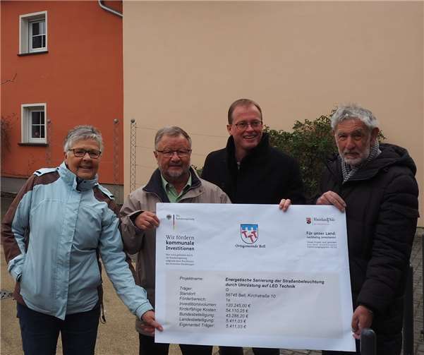 Freuen sich über den Zuschuss von Bund und Land: Beigeordnete der Ortsgemeinde Bell Doris Roßmann, Bürgermeister der Ortsgemeinde Bell Bernd Merkler, Bürgermeister der Verbandsgemeinde Mendig Jörg Lempertz und Beigeordneter der Ortsgemeinde Bell Godehard Jünemann.Foto: privat