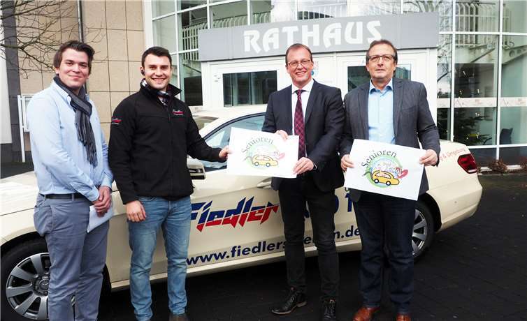 Freuen sich über den Zuwachs beim Angebot des Seniorentaxi der Verbandsgemeinde Mendig: Seniorenkoordinator Stefan Hilger, Geschäftsführer David Fiedler, Bürgermeister Jörg Lempertz und der 1. Beigeordnete der Verbandsgemeinde, Joachim Plitzko. ©vgmendig