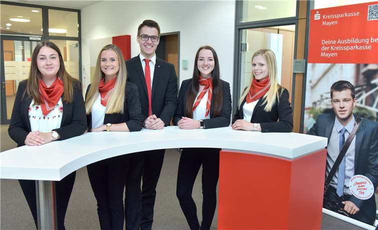 Freuen sich über den erfolgreichen Abschluss der Ausbildung: Lisa Eultgen, Gina Wilkes, Stefan Schwartz, Hanna Görgen und Jana Scholz (v. l. n. r.).privat