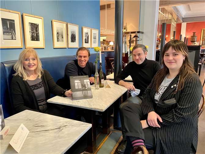 Freuen sich über den erfolgreichen Abschluss des Fotoprojekts Resonanzräume. Von links: PD Dr. Margit Theis-Scholz, Dr. Martin Lilkendey, David Maria Richard, Clara Jung. Foto: Stadtverwaltung Koblenz