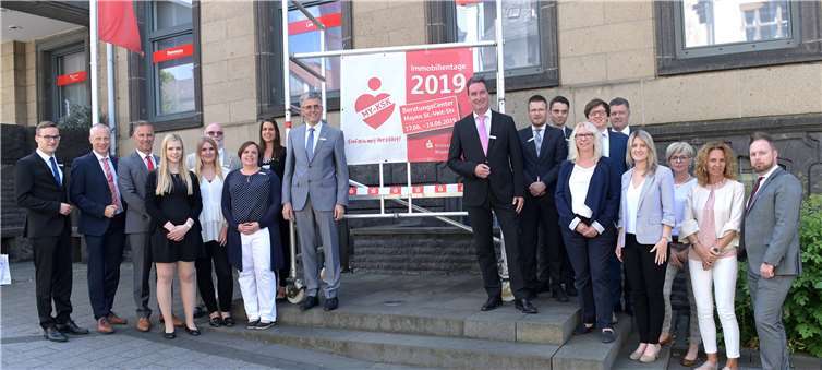 Freuen sich über den erfolgreichen Auftakt zu den „Immobilientagen 2019“: KSK Vorstand Karl-Josef Esch, Filialleiter Klaus Wermes mit seinem Beraterteam sowie die Fachleute der Verbundpartner LBS und Provinzial standen den Kunden drei Tage lang in der Str.-Veit-Str. Rede und Antwort zu allen Fragen rund ums Eigenheim.Foto: KSK/Ralph Kuenzel