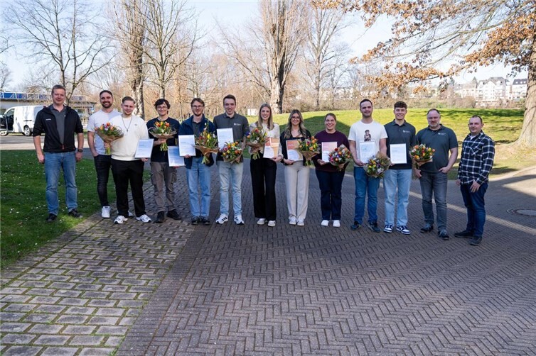 Freuen sich über den erfolgreichen Ausbildungsabschluss: (Von links) die Ausbilder Joachim Mallmann und Nico Sartorius sowie die ausgelernten Auszubildenden Lennart Rams, Benjamin Brauch, Sebastian Spitzley, Sebastian Kloft, Katharina Hain, Laura Mahncke, Johanna Jung, David Juchem und Jan Niclas Franzius sowie die Ausbilder Florian Arzbächer und Michael Zentner.