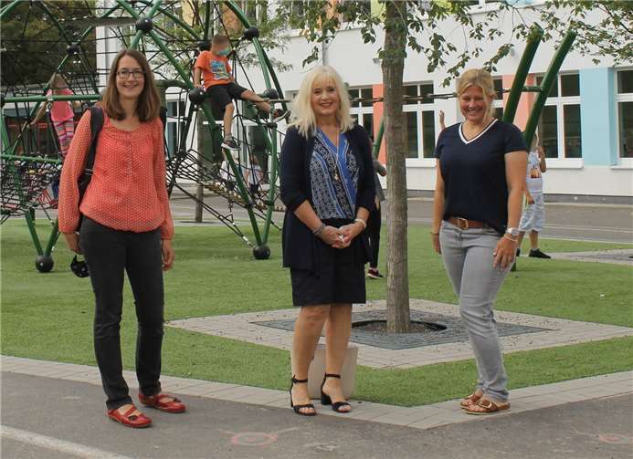 Freuen sich über den erfolgreichen Start der Balthasar-Neumann-Grundschule als Ganztagsschule: v.l. Petra Rojan (Kultur- und Schulverwaltungsamt), Bildungsdezernentin Dr. Margit Theis-Scholz und Schulleiterin Esther Rube.Quelle: Stadt Koblenz