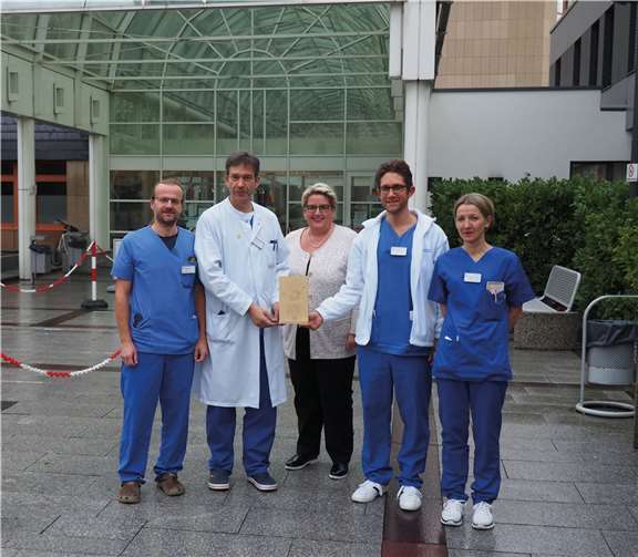 Freuen sich über den ersten Platz beim Förderpreis „Helfende Hand“: Dr. Lars Reinhold, leitender Oberarzt Anästhesie und Intensivmedizin, Dr. Ralph Rüdelstein, Chefarzt Innere Medizin, Geschäftsführerin Cornelia Kaltenborn, Arzt Andreas Solheid, Dr. Stephanie Al Dahouk-von Oertzen, Oberärztin Zentrale Notaufnahme.  Foto: St. Nikolaus-Stiftshospital/Susanne Unmack