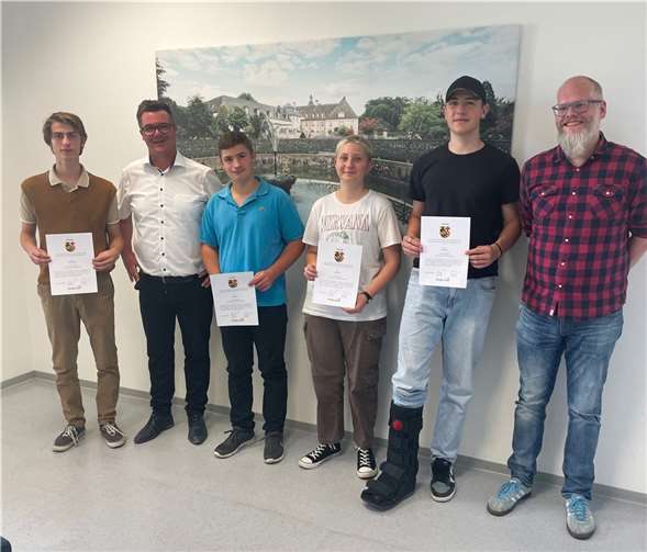 Freuen sich über den gelungenen Abschluss der zehnten Auflage des Projektes „Sozial engagierte Jungs“ (v. links): Ben Luca Schneider, Bürgermeister Peter Jung, Fynn Wambach, Sam-Luca Spörl, Simon Schröter und Nils Kaminski, der als Mentor die Jungs unterstützte.  Foto: Andrea Elmers