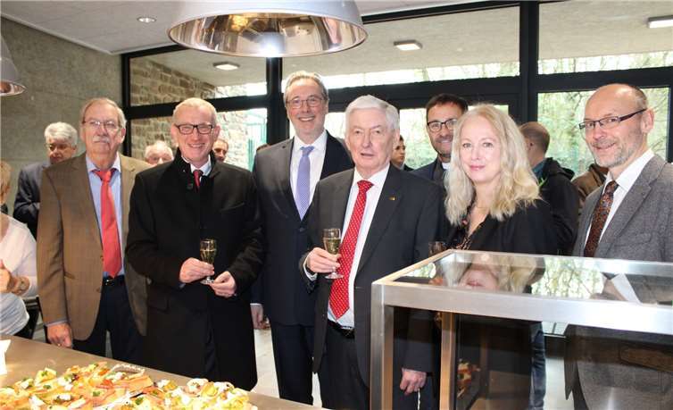 Freuen sich über den gelungenen Neubau des Funktionsgebäudes an der „Dokumentationsstätte Regierungsbunker“, von links Dr. Wilbert Herschbach (Ehrenvorsitzender Heimatverein „Alt-Ahrweiler“), Bürgermeister Guido Orthen, Paul Johannes Fietz (BIMA), Hans-Georg Klein (Vorsitzender Heimatverein „Alt-Ahrweiler“), Dechant Jörg Meyrer, Museumsleiterin Heike Hollunder und Pastor Friedemann Bach. Fotos: DU