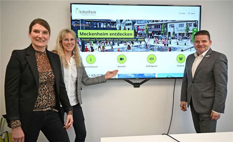 Freuen sich über den gelungenen Relaunch der Homepage, von links: Marion Lübbehüsen, Leiterin der Stabsstelle Büro Verwaltungsvorstand, Öffentlichkeitsarbeit und Ratsbüro, Admin der Homepage Martina Franz und Bürgermeister Holger Jung. Foto: Stadt Meckenheim