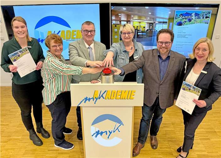 Freuen sich über den gelungenen Start der neuen MYK-Akademie: Landrat Dr. Alexander Saftig (3.v.l.) gemeinsam mit dem Ersten Kreisbeigeordneten Pascal Badziong, der Büroleiterin Petra Kretzschmann (3.v.r.), der Personalratsvorsitzenden Heike Breitbach (2.v.l.) sowie Anna Bornheim (links) und Dorothee Weis vom Entwicklungsteam.  Foto: Kreisverwaltung MYK/Damian Morcinek