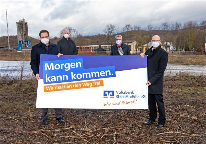 Freuen sich über den geplanten Neubau eines Verwaltungsgebäudes der Volksbank RheinAhrEifel eG im Gewerbegebiet von Mendig nahe der B262: Vorstandsmitglied Markus Müller, Frank Post, Beigeordneter der Stadt Mendig, Bürgermeister Peter Ammel sowie Michael Hessel, Bereichsleiter „Dienstleistungszentrum Immobilien“ der Volksbank (v.l.n.r.). Foto: Peter Seydel.