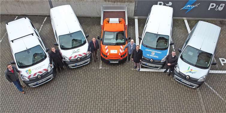 Freuen sich über den künftigen Einsatz der Elektrofahrzeuge (von links): Peter Wilkes, Ortsbürgermeister der Gemeinde Plaidt, Klaus Bell und Jürgen Zinken, Bürgermeister und Beigeordneter der Verbandsgemeinde Pellenz, Michael Kessler, Bürgermeister der Stadt Bendorf, sowie Joachim Plitzko, Erster Beigeordneter der Verbandsgemeinde Mendig, und Landrat Dr. Alexander Saftig. Foto: Kreisverwaltung/Morcinek