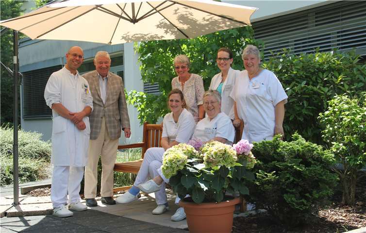Freuen sich über den neu angelegten Garten: Der Förderverein des Krankenhauses Maria Hilf und das Team der Akutgeriatrie und Frührehabilitation rund um Chefarzt Dr. Thomas Lepping (li.). privat