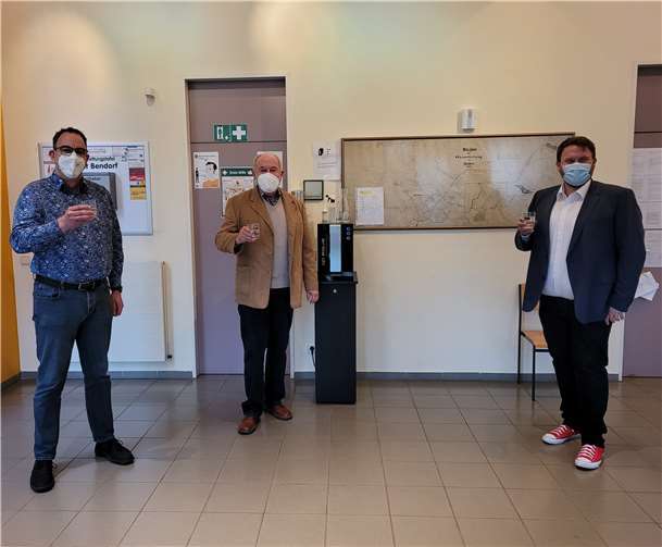 Freuen sich über den neuen Trinkwasserspender: (v.l.n.r.) Werkleiter Michael Stiren, Erster Beigeordneter Bernhard Wiemer und Bürgermeister Christoph Mohr.Foto: Stadt Bendorf