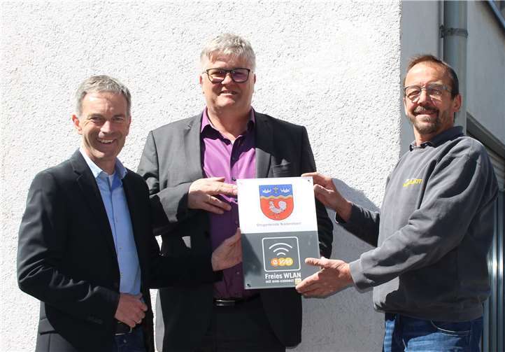 Freuen sich über den neuen WLAN-Punkt: Ortsbürgermeister Christoph Neyer, Axel Neuroth und evm-Kommunalbetreuer Norbert Rausch.Foto: evm