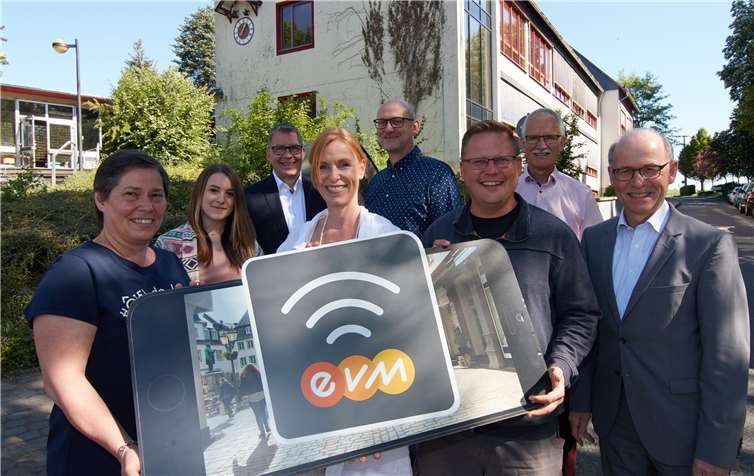 Freuen sich über den neuen WLAN-Punkt für den Jugendtreff in Bassenheim (v.l.):Schulleiterin Martina Fett, Janka Löhr, Marco Brück (KEVAG Telekom),Claudia Probst (evm), Ortsbeigeordneter Uwe Weber, Andrée Garmijn,Ortsbürgermeister Arno Schmitz und Verbandsgemeindebürgermeister Georg Hollmann.evm/Frey