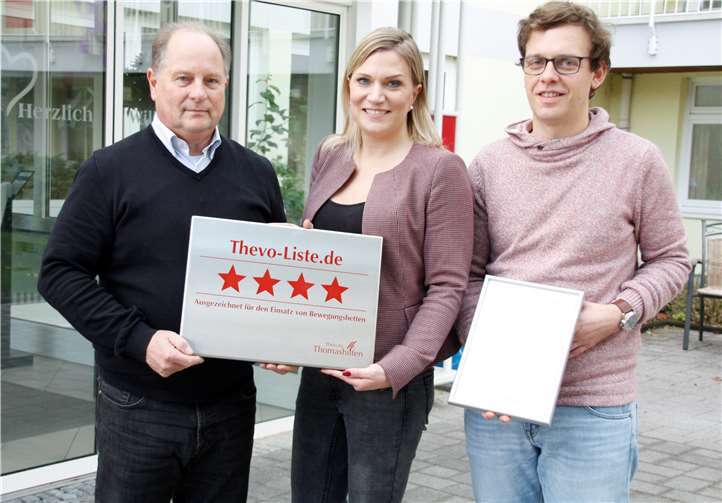 Freuen sich über den vierten Stern: (V.li.n.re.) Einrichtungsleiter Frank-Ulrich Kron, Freia Deharde von der Thomas Hilfen GmbH und Pflegedienstleiter Torsten Muscheid. Anja Loudovici